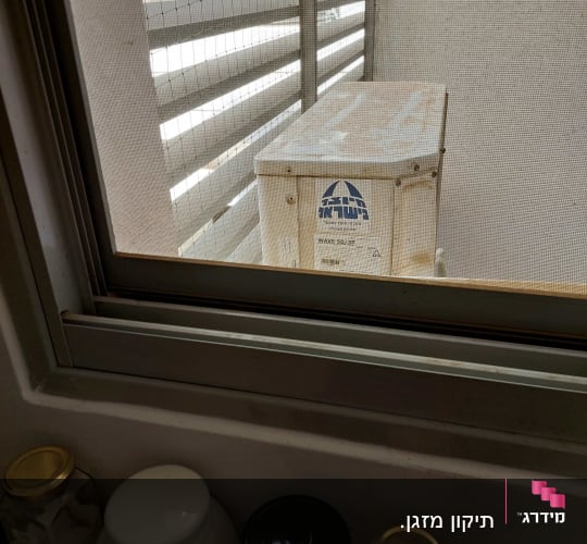 יחידת מזגן חיצונית מחוץ לחלון מטבח